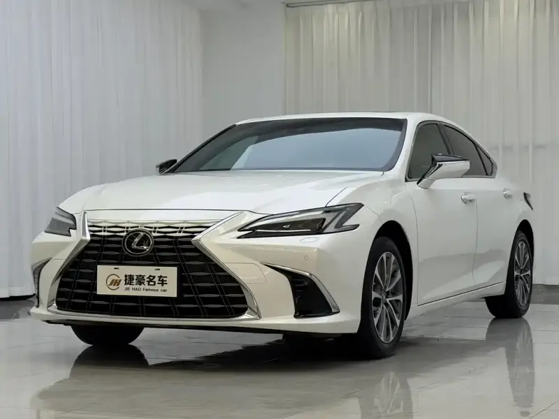 Lexus ES, 2025