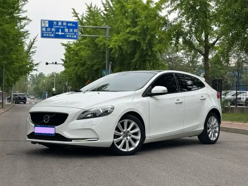 Volvo V40, 2015