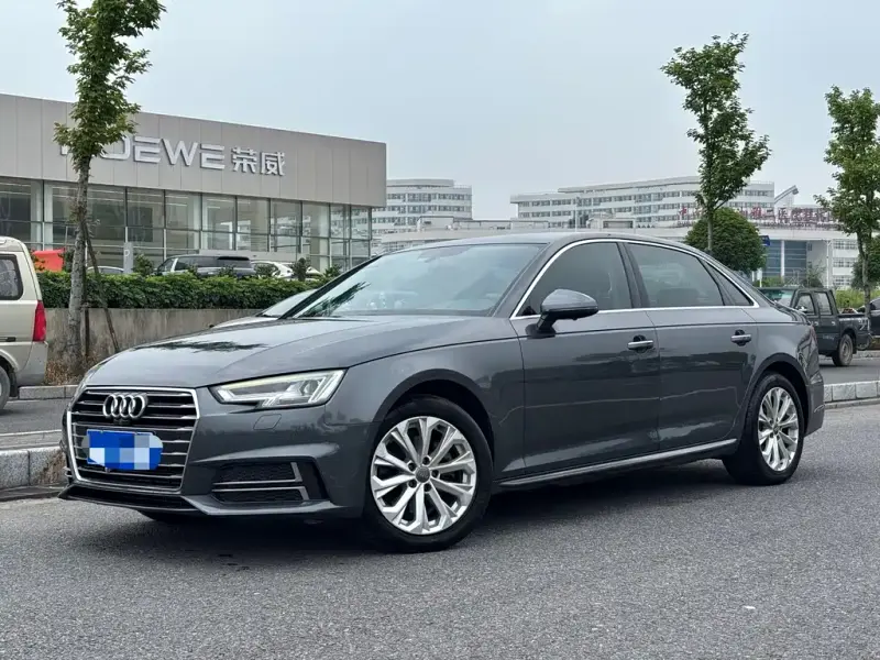 Audi A4L, 2019 — фото 1