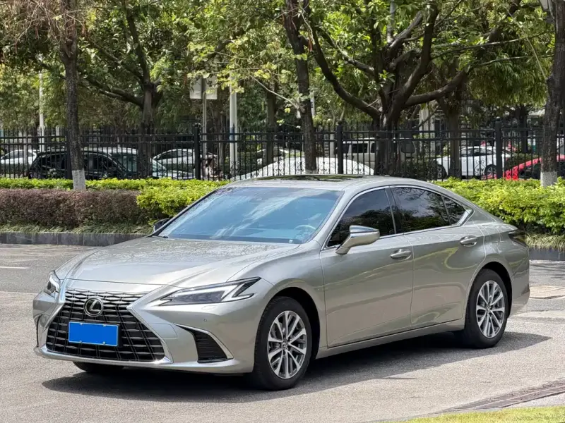 Lexus ES, 2025