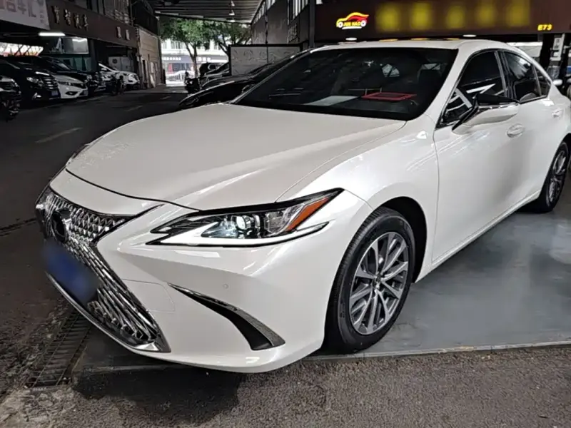 Lexus ES, 2022