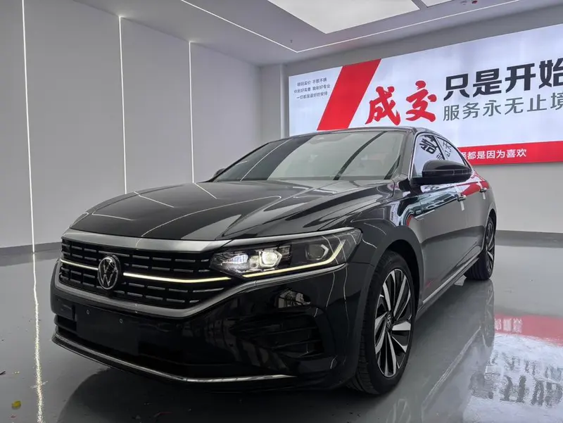 Volkswagen Passat 330TSI Luxury Edition, 2022 — фото 1