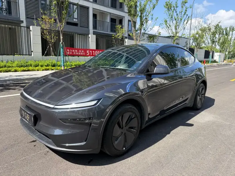 Tesla Model Y, 2025