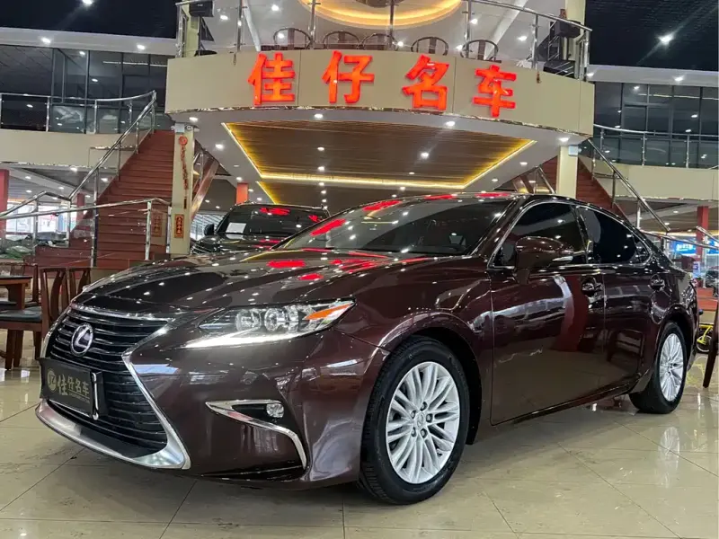 Lexus ES, 2015