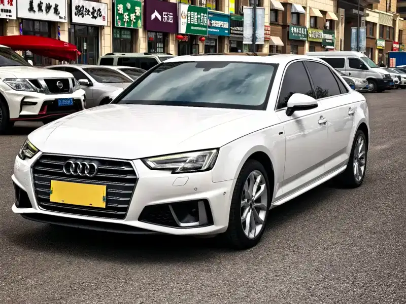 Audi A4L, 2020 — фото 1