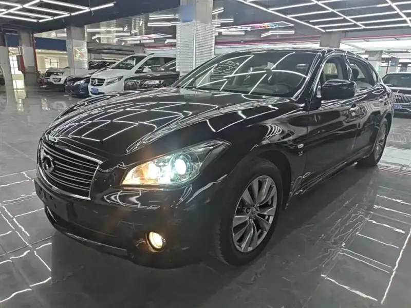 Infiniti Q70, 2015