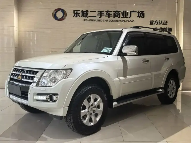 Mitsubishi Pajero (Import), 2015 — фото 1