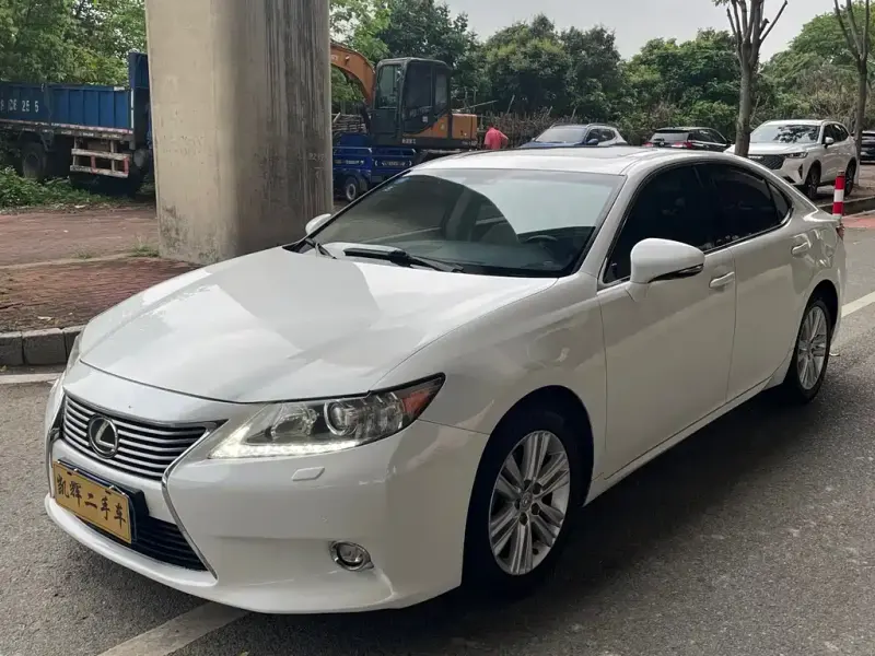 Lexus ES, 2015