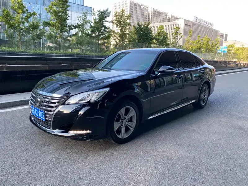 Toyota Crown, 2017 — фото 1