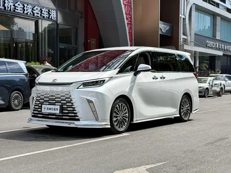Lexus LM, 2025