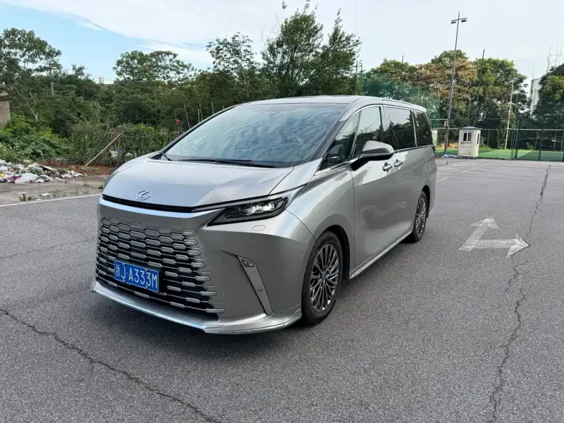 Lexus LM, 2025
