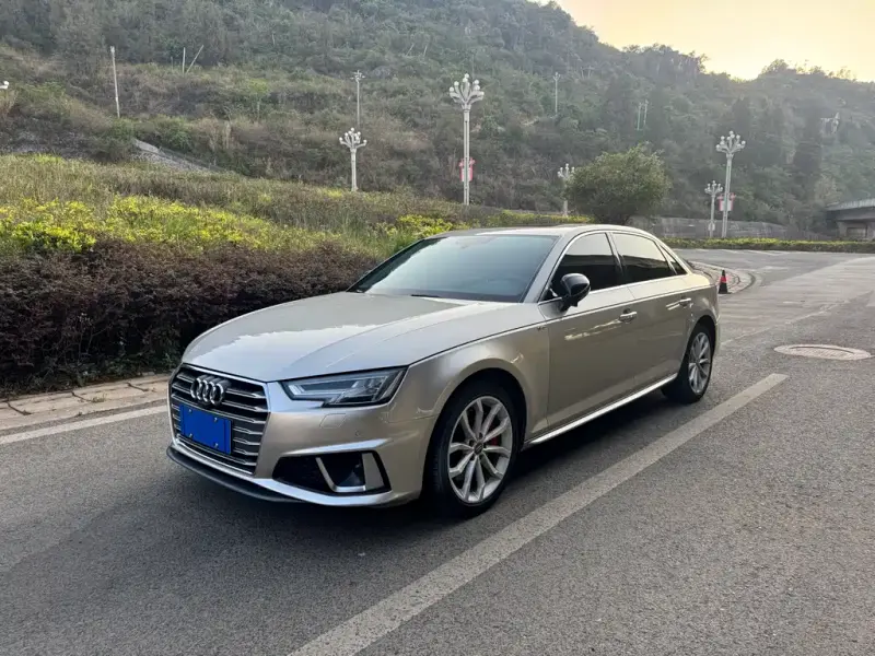Audi A4L, 2019 — фото 1