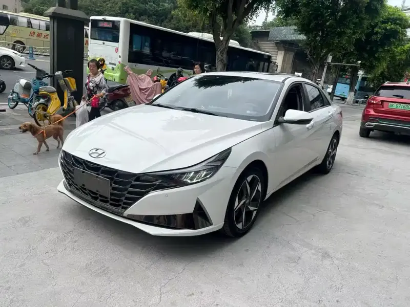 Hyundai Elantra, 2022 — фото 1