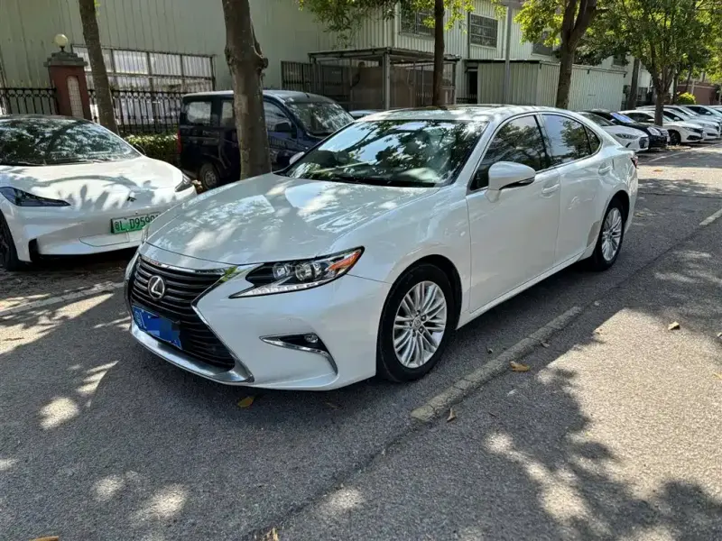 Lexus ES, 2015