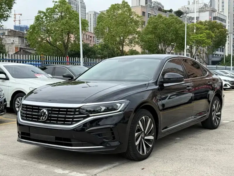 Volkswagen Passat, 2022 — фото 1