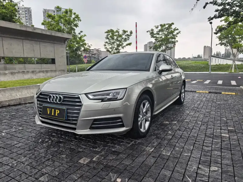 Audi A4L, 2018 — фото 1