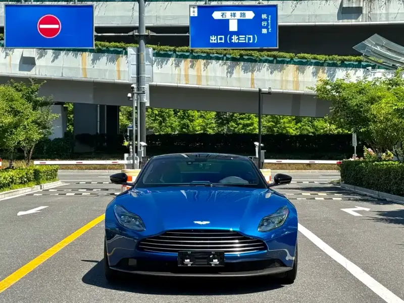 Aston Martin DB11, 2024