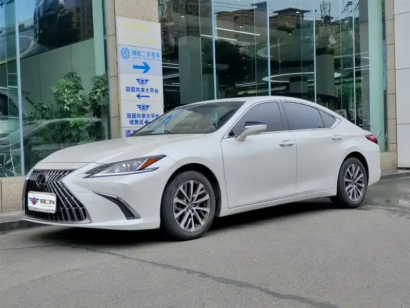 Lexus ES, 2022