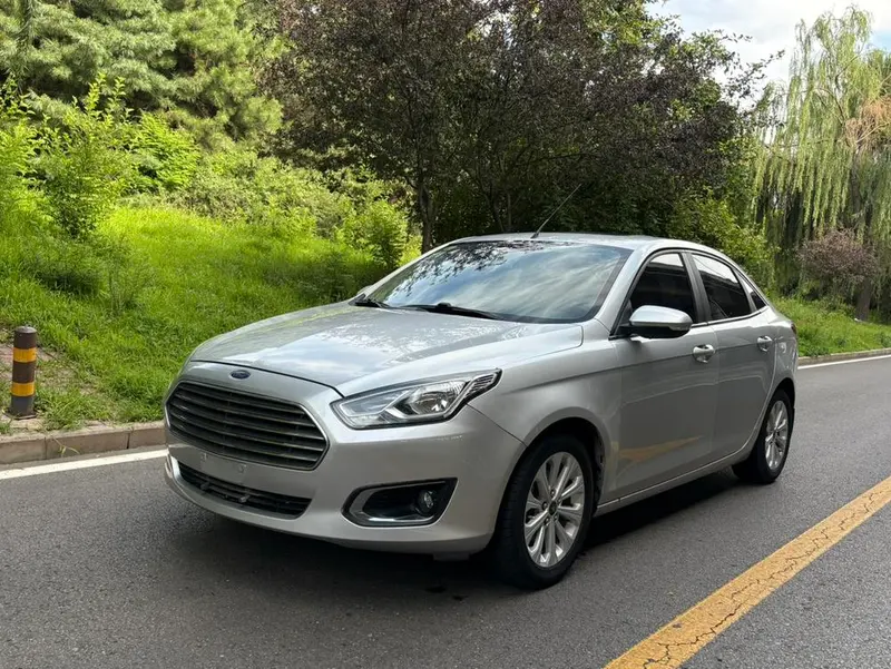 Ford Escort 1.5L Auto Fashion Version, 2015 — фото 1