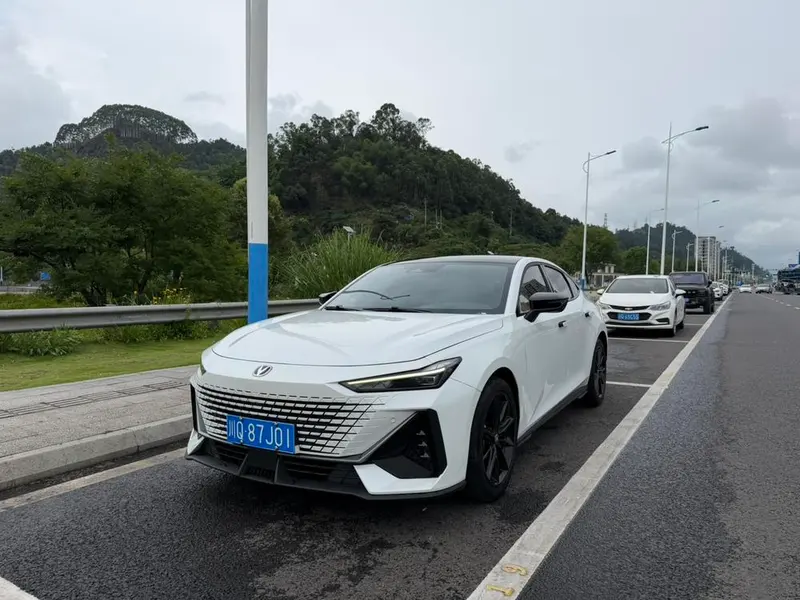 Changan UNI-V 1.5T Premium Version, 2023 — фото 1