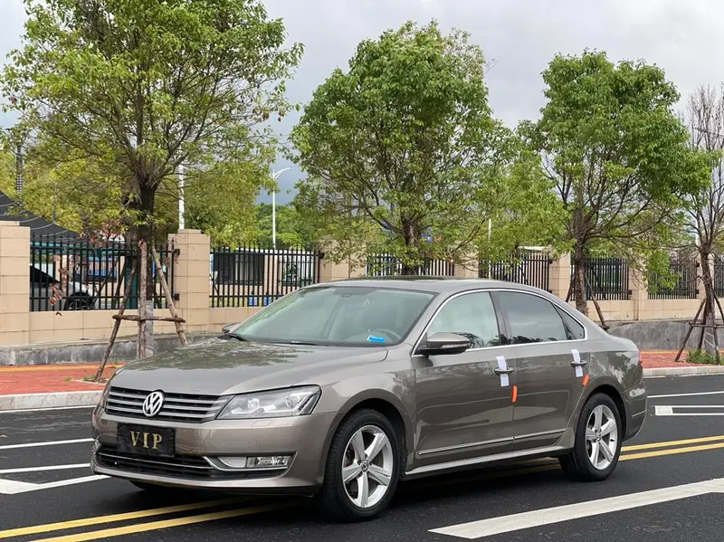 Volkswagen Passat 1.8TSI DSG Premium Edition, 2011 — фото 1