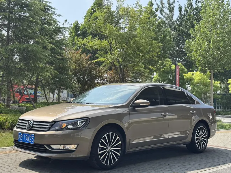 Volkswagen Passat 1.8TSI DSG Premium Edition, 2015 — фото 1