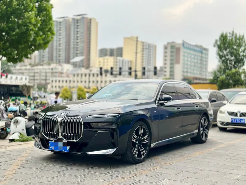 BMW 7-Series 740Li Leading Version M Sport, 2023 — фото 1