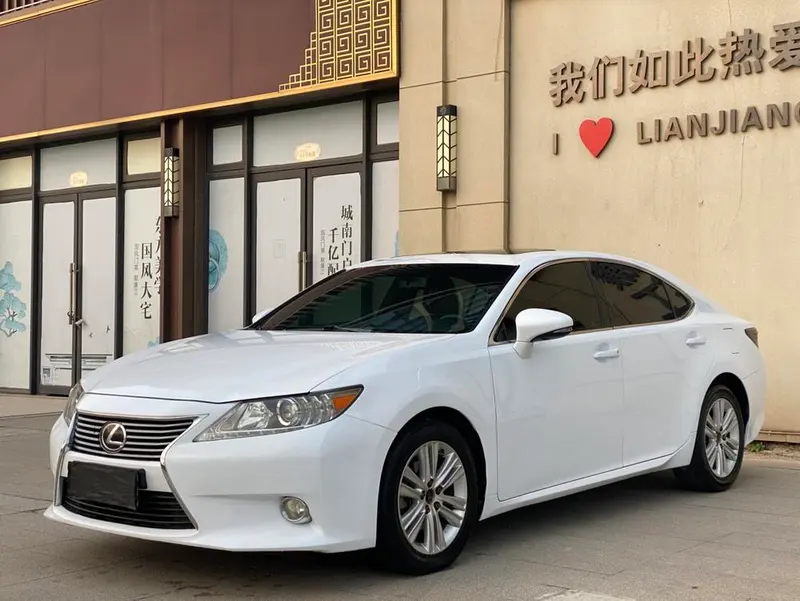 Lexus ES, 2013