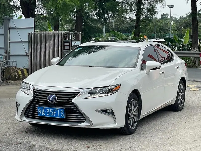 Lexus ES 300h Comfort Edition, 2015 — фото 1