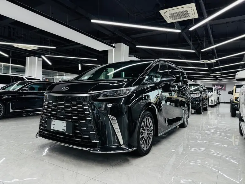Lexus LM, 2025