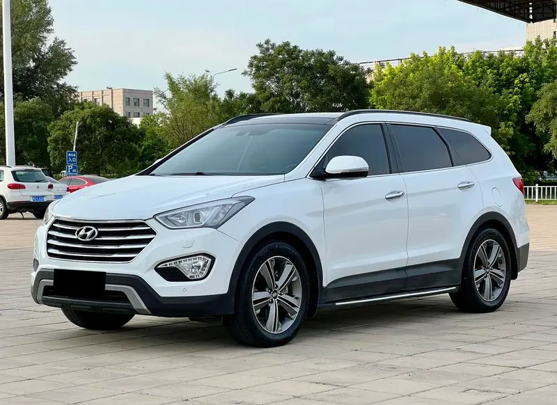 Hyundai Grand Santa Fe 3.0L 7 мест полный привод 棕色内饰 Флагман, 2013 — фото 1