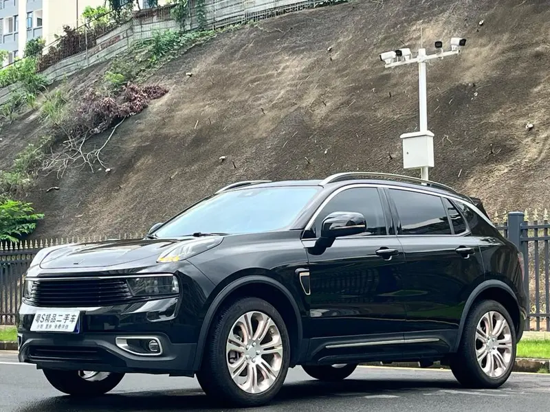 Lynk & Co 01 2.0T 2WD Version Pro Edition, 2017 — фото 1