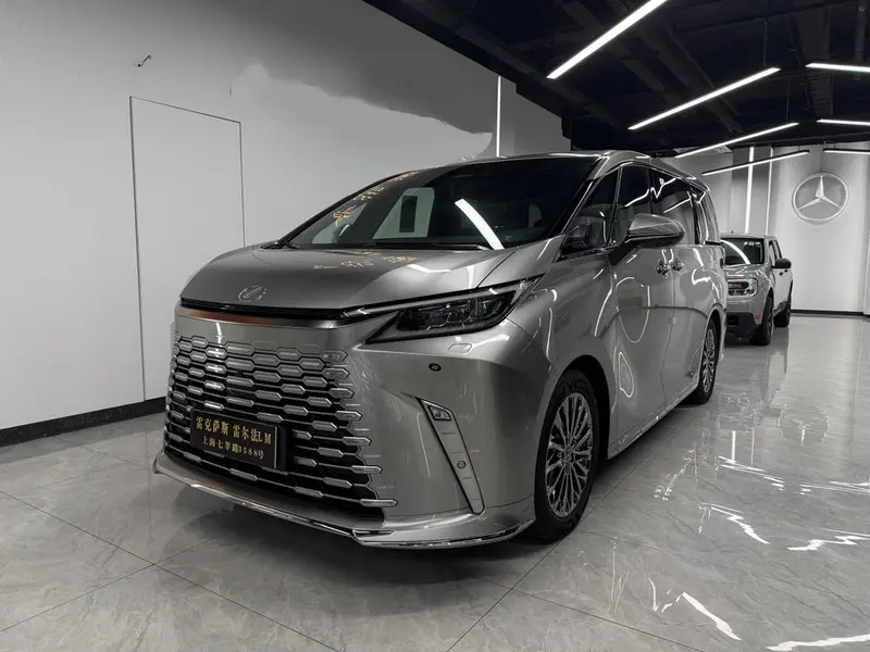 Lexus LM, 2025
