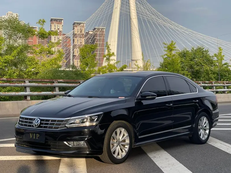 Volkswagen Passat 330TSI DSG Premium Edition, 2017 — фото 1