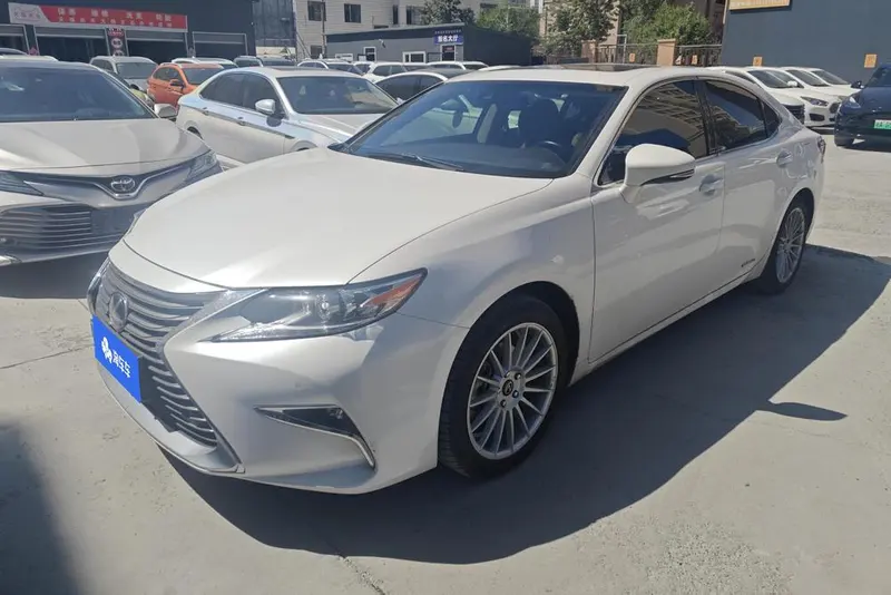 Lexus ES 300h Luxury Edition, 2015 — фото 1