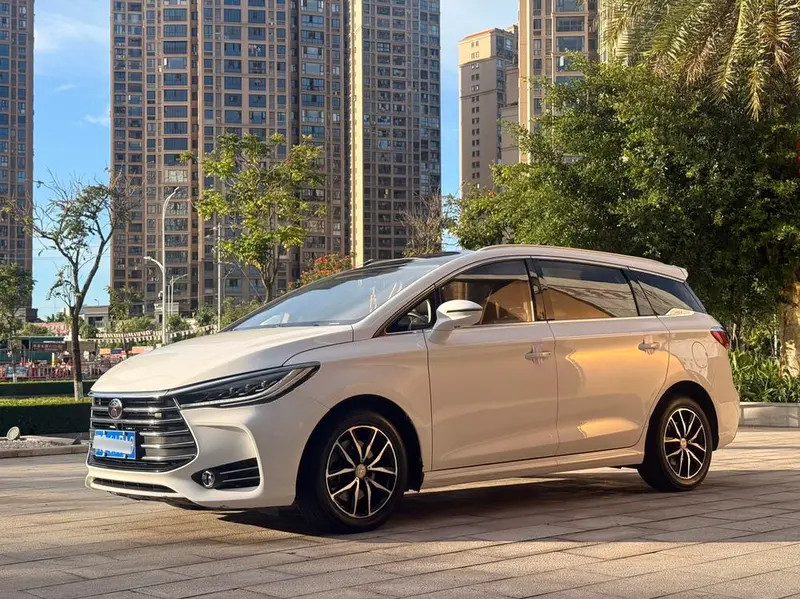 BYD Song MAX 1.5T Auto Smart Connected Elite Version 7 Seater, 2017 — фото 1