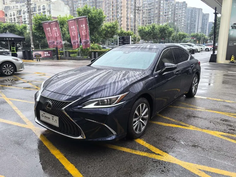 Lexus ES 200 Luxury Edition CN6, 2020 — фото 1