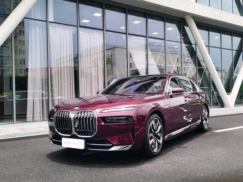 BMW i7 xDrive60L Luxury, 2023 — фото 1
