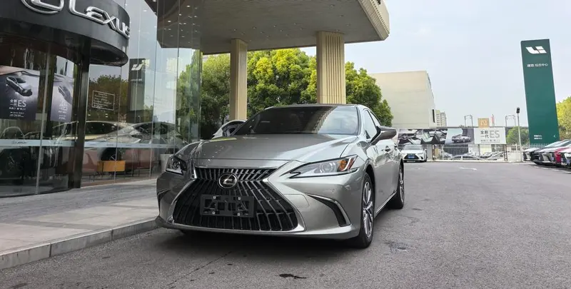 Lexus ES 300h Edition, 2022 — фото 1