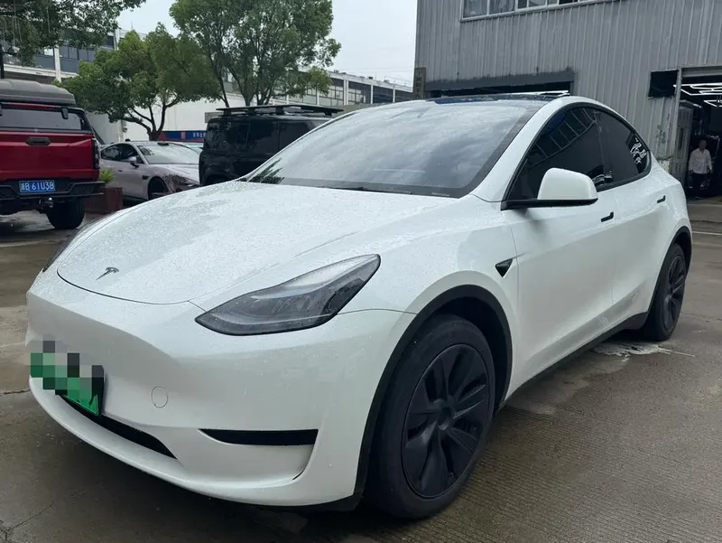 Tesla Model Y, 2024
