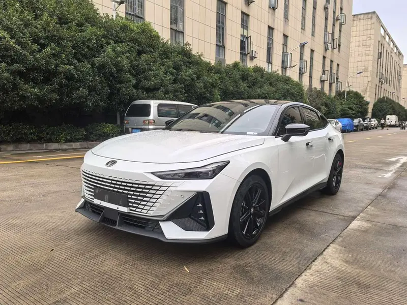 Changan UNI-V 1.5T Premium Version, 2022 — фото 1