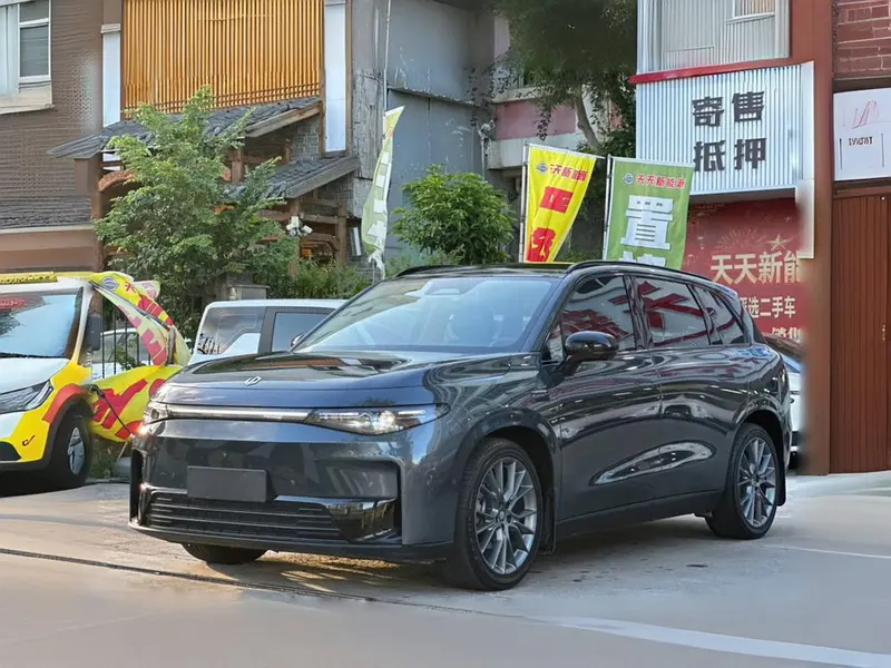 Leapmotor C10 EREV 210 Smart Edition, 2024 — фото 1