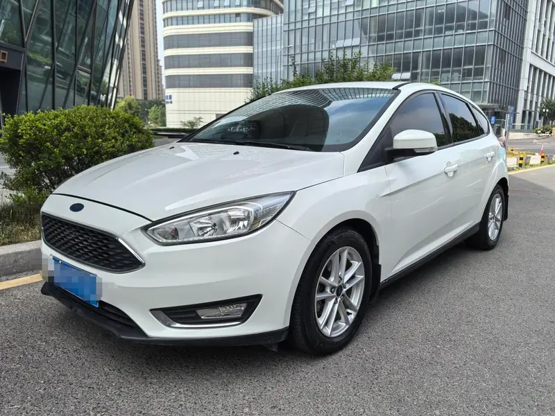 Ford Focus Hatchback 1.6L Auto Style Version, 2015 — фото 1