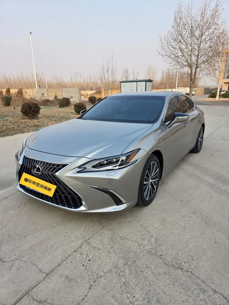 Lexus ES 300h Refined Edition, 2022 — фото 1
