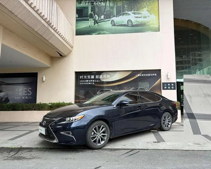Lexus ES 300h Comfort Edition, 2015 — фото 1