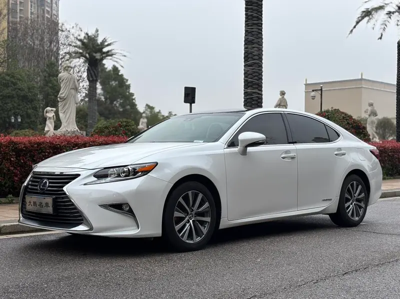 Lexus ES 300h Comfort Edition, 2015 — фото 1