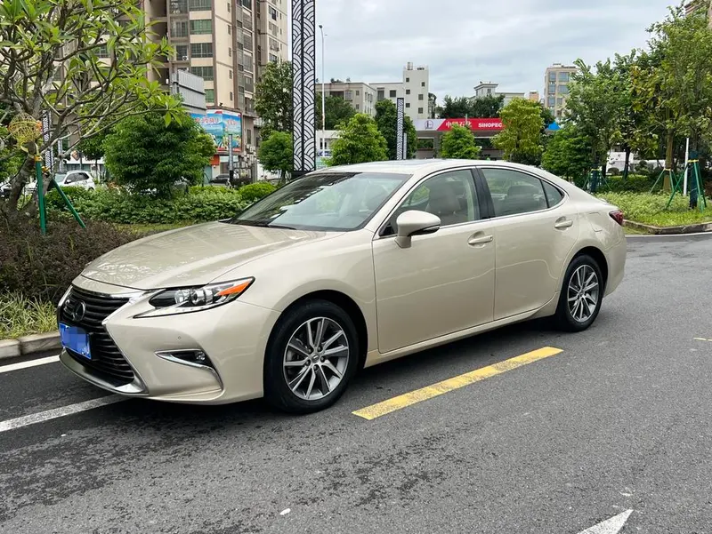 Lexus ES 300h Comfort Edition, 2015 — фото 1