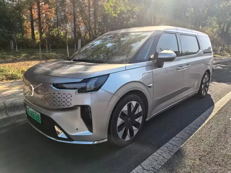 Volvo EM90, 2024