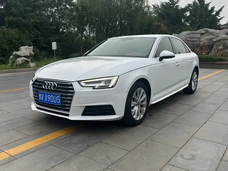 Audi A4L, 2018 — фото 1