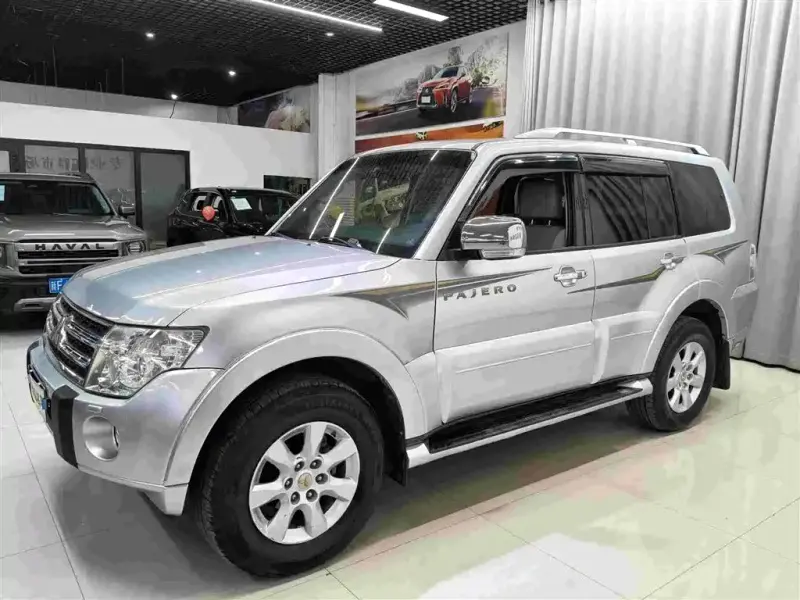 Mitsubishi Pajero (Import), 2012
